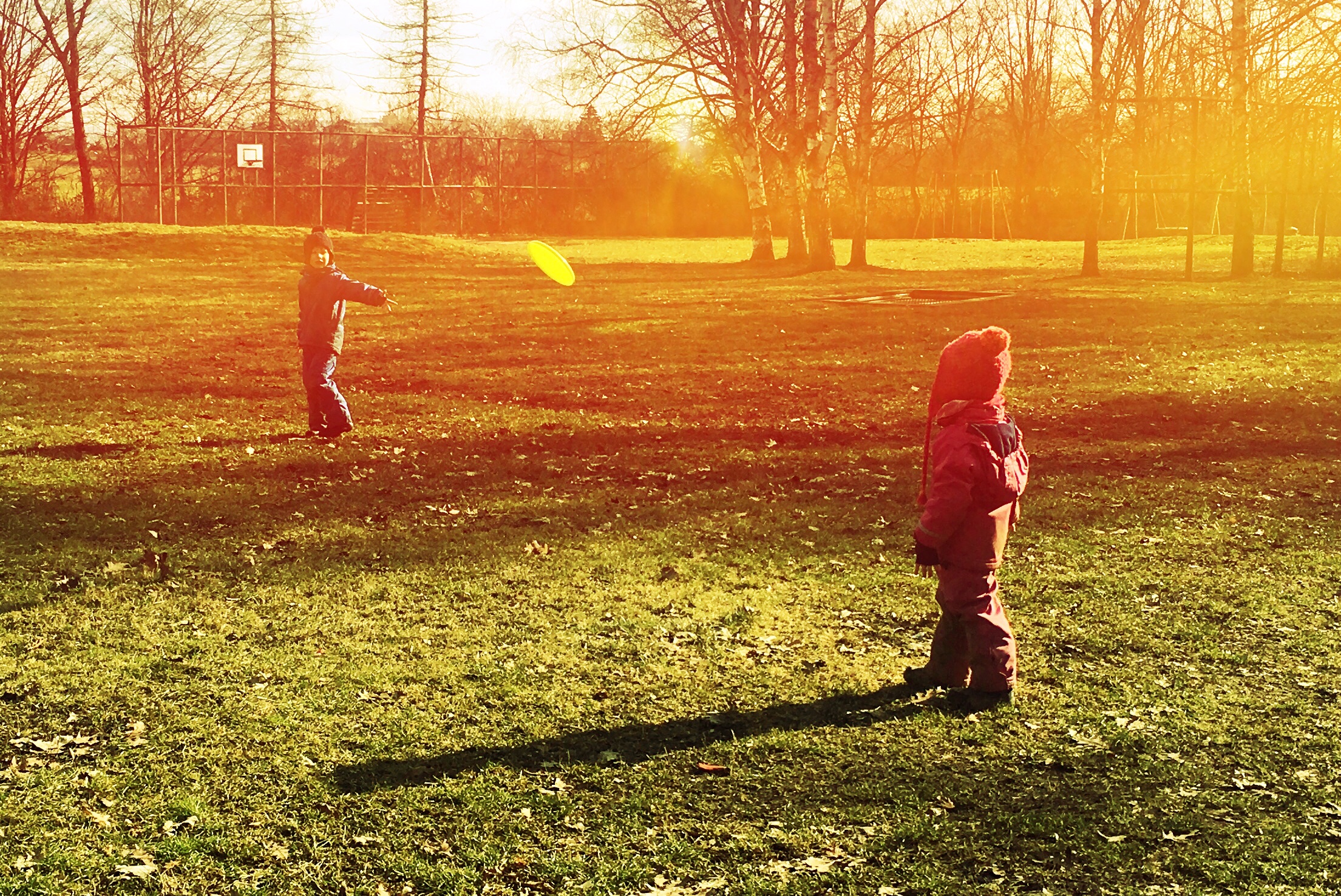 Kinder spielen Frisbee